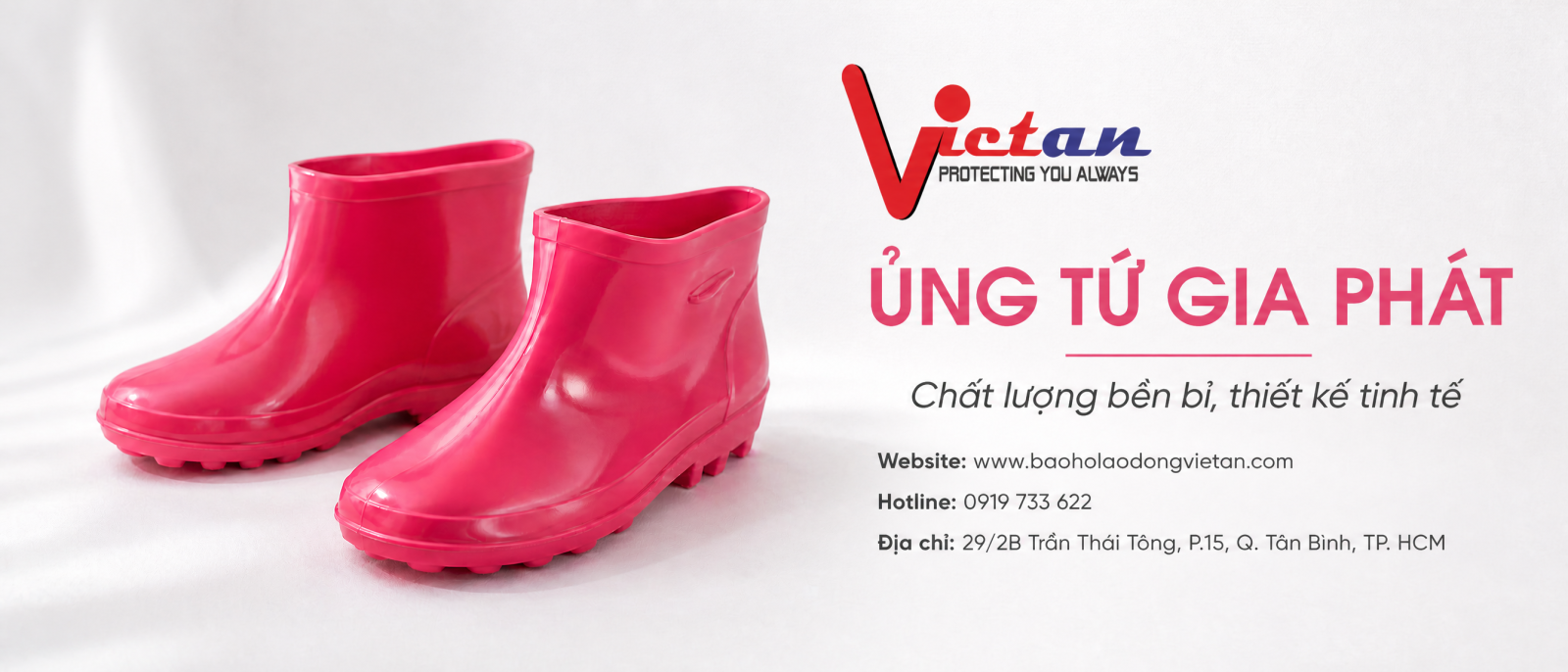 Người lao động sử dụng ủng bảo hộ Tứ Gia Phát trong môi trường sản xuất